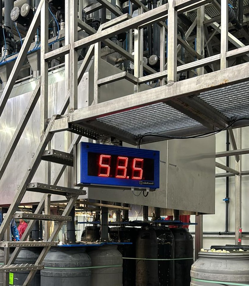 Industriële installatie en productieproces met realtime monitoring en automatisering